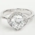 Elegante anillo halo plateado con una gran circonia cúbica redonda central brillante - Talla 9 / Blanco