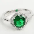 Elegante anillo halo con una circonita verde vibrante de corte redondo en banda plateada. - Talla 9 / Verde
