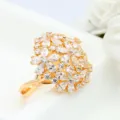 Elegante anillo cóctel bañado en oro con brillantes piedras CZ AAA en diseño floral - Talla US 7.5 / Dorado