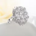 Elegante anillo de flor plateado con piedras de circonita cúbica AAA muy brillantes - Talla US 9 / Plata