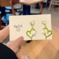 Primo piano di orecchini a cuore dorati in stile francese con design a tulipano verde - Stile Goccia d'Olio Cuore Tulipano (E3116) / Oro
