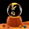 Dettaglio della sfera di cristallo incisa in 3D con aquila e globo su base in legno - Aquila della Terra