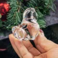 Detailansicht eines klaren Glaspferdes als Dekoration, gehalten in einer Hand für Zuhause. - Transparent