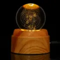 Detalle en primer plano del sistema solar grabado con láser 3D en una bola de cristal - Estampado de Sistema Solar