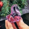 Nahaufnahme einer handgehaltenen lila Pferdefligur mit exquisiter Glasur-Textur - Lila