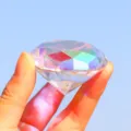 Großer schillernder holografischer Kristalldiamant-Anhänger mit prismatischen Lichteffekten - Irisierend Kegelförmig