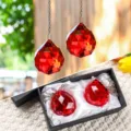 Exquisite 40 mm rote facettierte Kristallkugelprismen in einer Geschenkbox und hängend - Einzelstück / Hellrot
