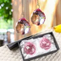 Set aus zwei rosa geschliffenen Glaskristall-Sonnenfängern in einer Geschenkbox - Einzelstück / Hellrosa