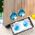 Zwei blaue 40-mm-Kristallkugel-Prismen-Sonnenfänger-Anhänger in einer schwarzen Geschenkbox - Einzelstück / Hellblau