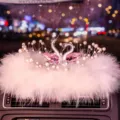 Kristall Schwan Auto Ornament mit weißen Federn, Armaturenbrett Dekoration für Fahrzeug. - Rosa Schwan mit weißer Federmatte und Perlendekoration