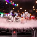 Kristall Schwan Auto Armaturenbrett Ornament Glitzer Paar Figur Auto Dekoration Geschenk - Weißer Schwan mit langer Federmatte und weißem Strass-Ballon