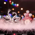 Ornamento de coche cisne de cristal diamantes de imitación decoración salpicadero lujo - Cisne blanco con alfombrilla larga de plumas, globos de estrás blancos y rosas y botella de perlas de cisne
