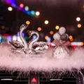 Adorno de coche de cisne de cristal con decoración de globo salpicadero regalo ideal - Cisne blanco con alfombrilla larga de plumas, globos de estrás blancos y negros y botella de perlas de cisne