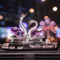 Adorno de coche de cisne de cristal figura de pareja violeta con globo para el salpicadero - Cisne púrpura con alfombrilla antideslizante corta de doble cisne con flores de ciruelo y globo de estrás púrpura