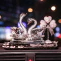 Adorno de cristal para salpicadero de coche cisne, decoración brillante de diamantes. - Cisne blanco con alfombrilla antideslizante corta de doble cisne con flores de ciruelo y corazón de estrás blanco
