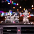 Adorno de salpicadero de coche de cisne de cristal con diamantes brillantes regalo - Cisne blanco con alfombrilla antideslizante de flores larga, globo estrella de estrás blanco y botella de perlas de ciervo
