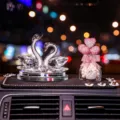 Set de decoracion de auto cisne de cristal con botella de globo rosa elegante. - Cisne blanco con alfombrilla antideslizante de flores larga, globo corazón de estrás rosa y perla de cisne