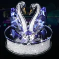 Elegante adorno de coche de cisne de cristal azul con base brillante incrustada de gemas. - Azul