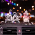 Adorno de cisne de cristal para salpicadero de coche con estrás y botella de perfume. - Cisne blanco con alfombrilla antideslizante de flores larga, globo de estrás blanco y rosa y botella de perla de cisne