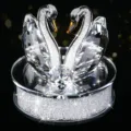 Elegante pareja de cisnes de cristal transparente para decoración de coche sobre base - Blanco