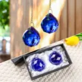 Ein Paar elegante blaue 40-mm-Kristallkugel-Prisma-Suncatcher in einer Geschenkbox. - Einzelstück / Saphirblau