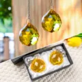 Zwei gelbe 40 mm facettierte Kristallkugel-Prismen Suncatcher in Geschenkbox - Einzelstück / Gelb