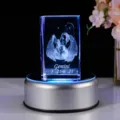 Eleganter 3D-lasergravierter Sternzeichen Zwillinge Kristallwürfel mit blauem LED-Licht - Zwillinge (Runder Sockel)