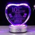 Hartvormige lichtgevende kristallen plaquette voor een 10e huwelijksverjaardag cadeau - 10e Verjaardag Kristal + Witte Ronde Voet