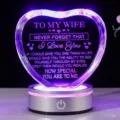 Hartvormig kristallen cadeau voor echtgenote met paarse LED-verlichte basis jubileum - "Aan mijn vrouw" Stijl (Witte voet)