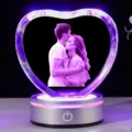 Hartvormige kristallen lamp met 3D-lasergravure van een koppel en lichtgevende LED-voet - Knuffelend paar stijl