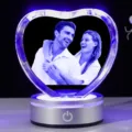 Lichtgevend hartvormig kristallen geschenk met gepersonaliseerde 3D lasergravure. - Lachend paar stijl