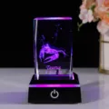 3D-lasergraviertes Stier-Sternzeichen-Kristallornament mit lila leuchtendem LED-Sockel - Krebs (Kristallwürfel + Quadratischer Sockel)