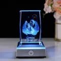 Gemini Sternzeichen 3D-lasergravierter Kristallwürfel mit leuchtendem LED-Lichtsockel - Zwillinge Kristallwürfel + Quadratischer Sockel / Transparent