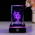 Personalisierter Widder 3D-lasergravierter Kristallwürfel mit lila LED-Leuchtsockel - Widder Kristallwürfel + Quadratischer Sockel / Transparent
