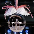Eleganter K9-Kristallkugel-Autoanhänger mit weißen Engelsflügeln und rosa Seidenbandschleife - Rosa Band Weiße Flügel / Klarweiß