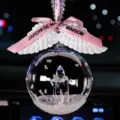 Elegantes K9 Kristallkugel-Autoanhänger mit weißen Flügeln und rosa Bandverzierung - Buchstabendruck Rosa Band Weiße Flügel / Klarweiß