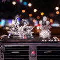 Set de adorno de salpicadero de coche de cisne de cristal con botella de perfume y alfombrilla. - Cisne blanco con alfombrilla antideslizante de flores larga, globo de estrás blanco y negro y botella de perla de cisne
