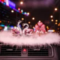 Bonito adorno de coche con cisne de cristal y árbol de corazón rosa para tablero - Cisne rosa con alfombrilla de plumas larga y globo de estrás rosa