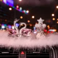 Adorno de coche de cisne de cristal decoración de salpicadero regalo de pareja interior - Cisne rosa con alfombrilla de plumas larga, globo estrella de estrás blanco y botella de perlas de ciervo