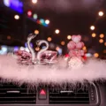 Adorno de salpicadero de coche cisne de cristal decoración con strass rosa regalo - Cisne rosa con alfombrilla de plumas larga, globo corazón de estrás rosa y perla de cisne
