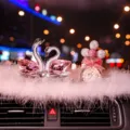 Hermoso adorno de coche de cisne de cristal para salpicadero con botella de globo decoracion - Cisne rosa con alfombrilla de plumas larga, globo de estrás rosa y blanco y botella de perla de cisne
