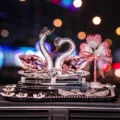 Adorno para salpicadero de coche de cisne de cristal globo de corazon rosa decoracion. - Cisne rosa con alfombrilla antideslizante de doble cisne de flor de ciruelo corta y corazón de estrás rosa y blanco