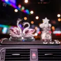 Adorno de coche con cisne de cristal y botella de perlas para salpicadero interior. - Cisne rosa con alfombrilla antideslizante de flores larga, globo estrella de estrás blanco y botella de perlas de ciervo