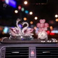 Set de adorno de coche de cristal de cisne con botella de globo rosa para salpicadero. - Cisne rosa con alfombrilla antideslizante de flores larga, globo corazón de estrás rosa y perla de cisne