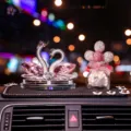 Adorno de coche de cisne de cristal con botella de perfume, diamantes de imitación, salpicadero. - Cisne rosa + alfombrilla antideslizante larga de flores + globos de estrás blancos y rosas + botella de perlas de cisne
