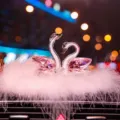 Adorno de salpicadero de coche cisne de cristal base de plumas blancas regalo rosa - Cisne rosa con alfombrilla de plumas blancas