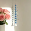 Vue détaillée de l'attrape-soleil en cristal créant des reflets arc-en-ciel avec roses. - Bleu foncé