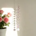 Vue détaillée de l'attrape-soleil en cristal en spirale avec perles violettes et prisme - Violet