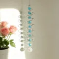 Attrape-soleil spirale en cristal bleu carillon suspendu avec reflets arc-en-ciel - Bleu clair