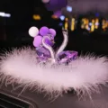 Elegante set di cigni in cristallo viola per auto con base in piume soffici e palloncini. - Purple with feather non-slip mat with white purple balloon